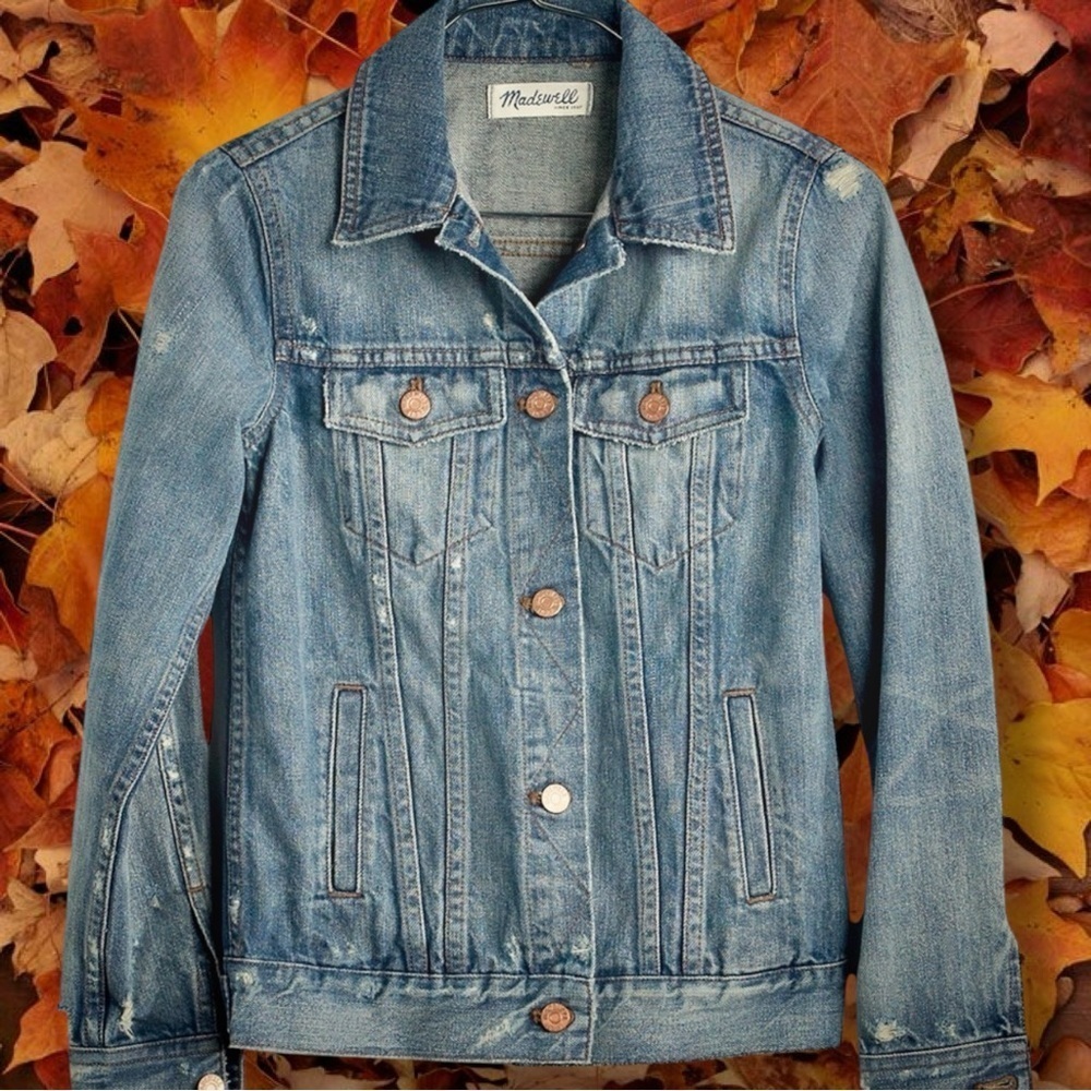 Madewell Fitted Distressed Jean Jacket in “Ellery” Wash Size Small
